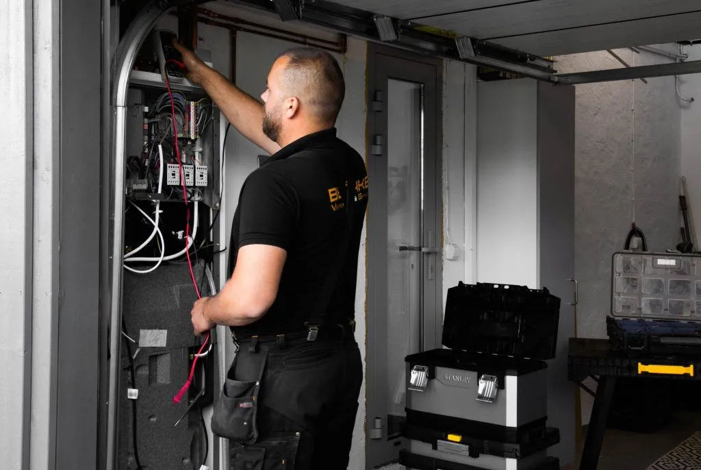 Ittarum VVS-tekniker arbetar i teknikrum